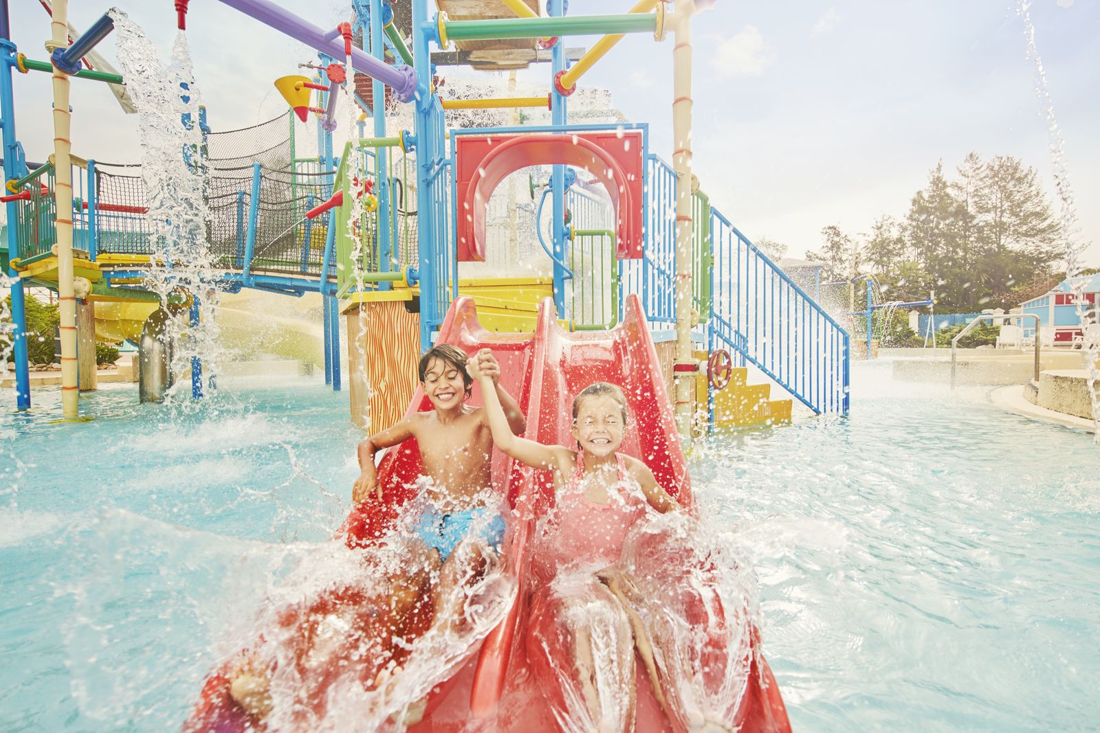 Zwei Kinder auf einer Rutsche im Caribe Aquatic Park