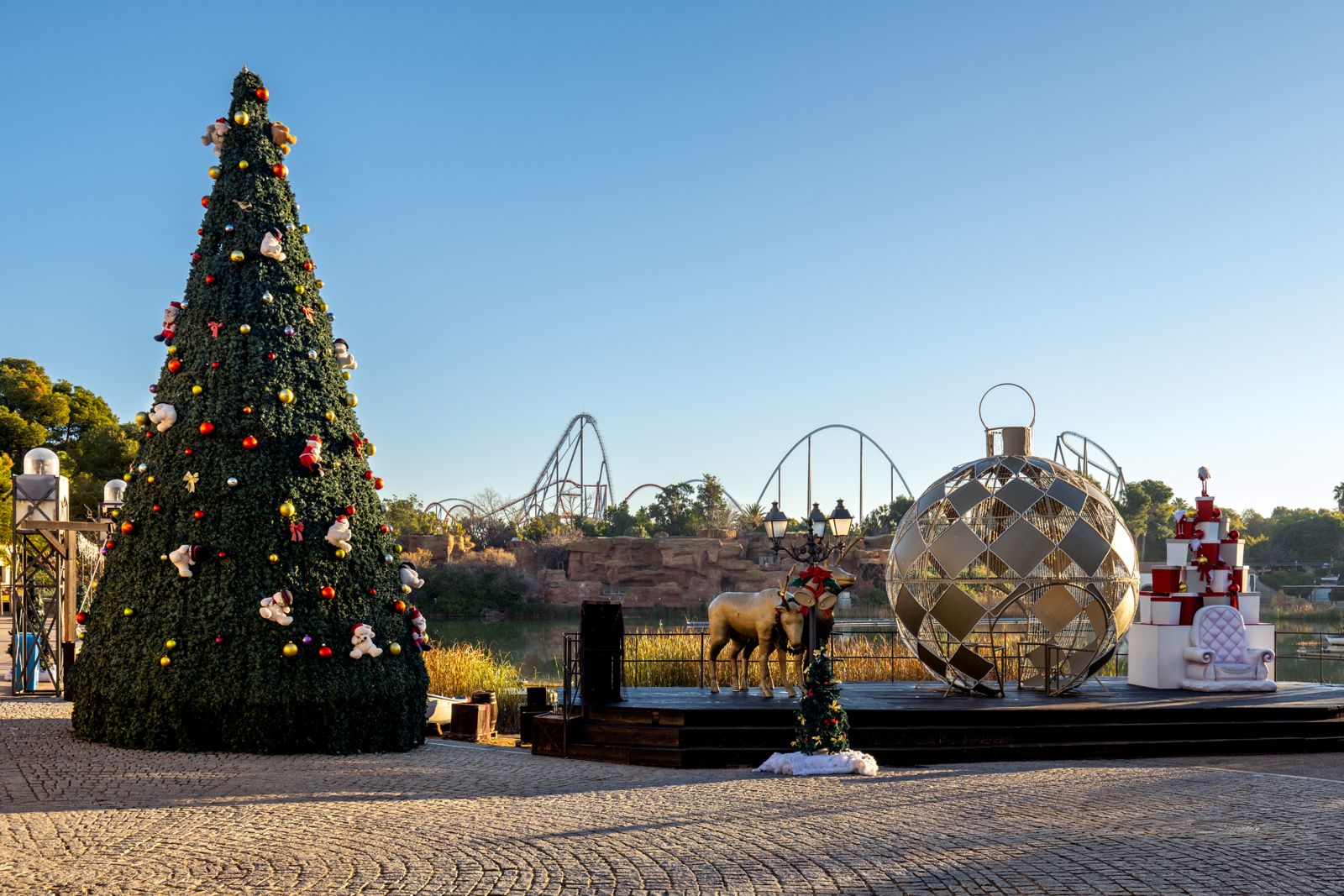 Der Weihnachtsbaum im Park, im Hintergrund die Achterbahnen