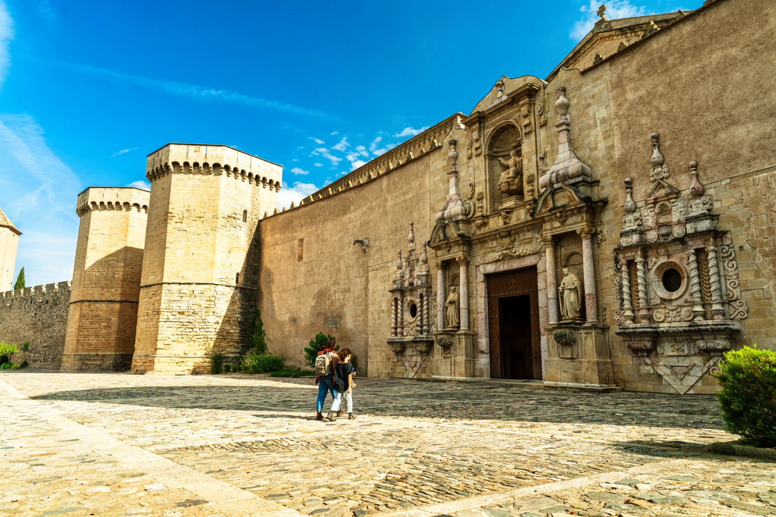 pareja acercandose a la entrada del monasterio