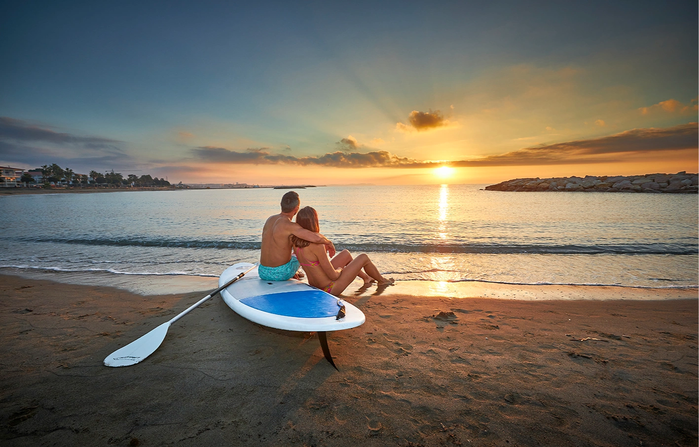 pareja mirando al mar