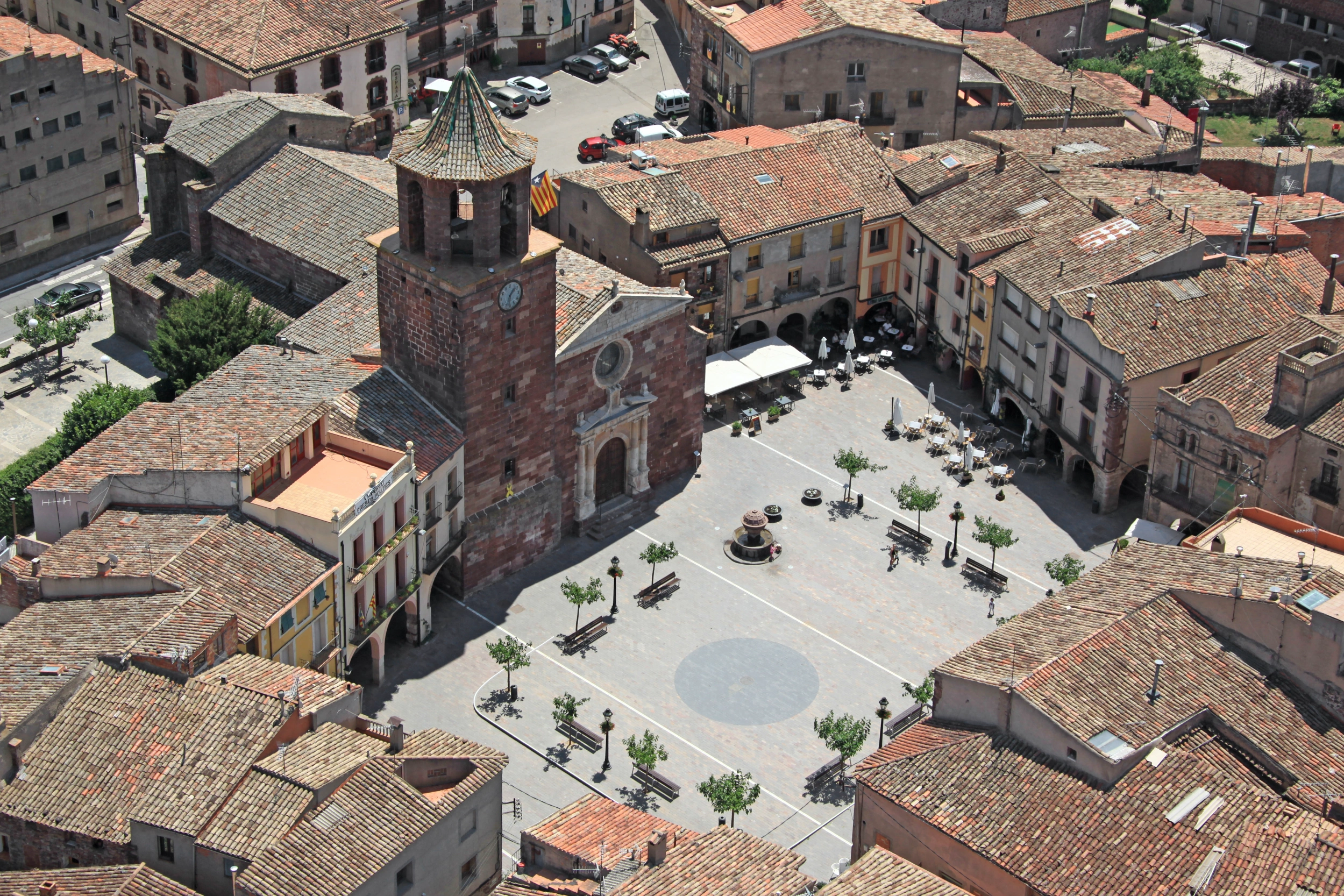 Coneix la història de la vila vermella
