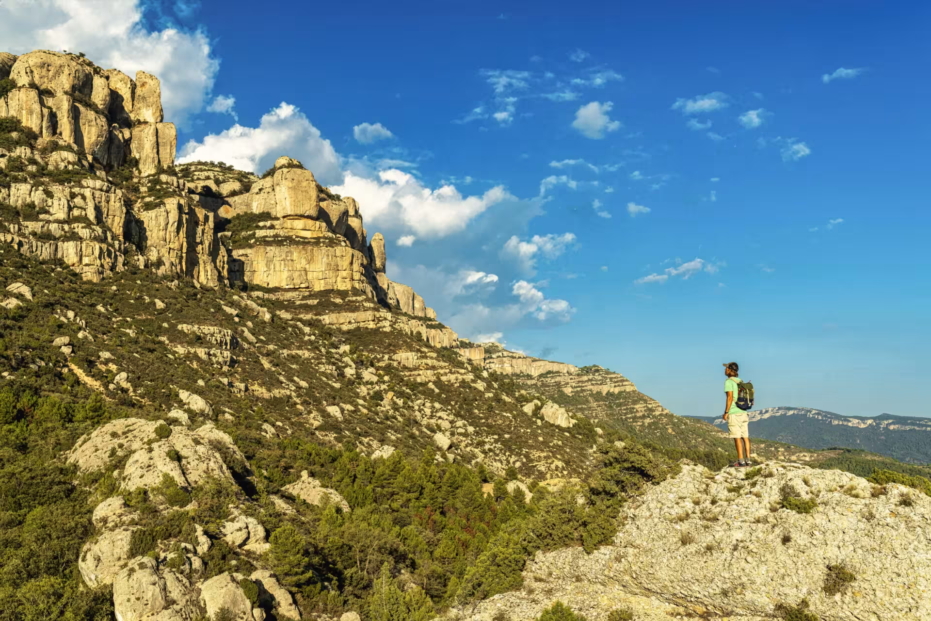Una persona contempla les muntanyes del Priorat des d’un mirador